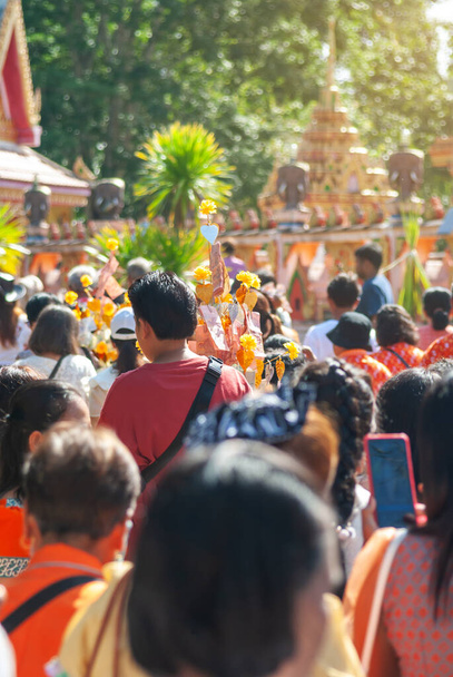 İnsanlar ulusal kıyafetler giyip Tayland 'daki Kathin liyakat festivalinde mutlu bir şekilde dışarı çıktılar. - Fotoğraf, Görsel