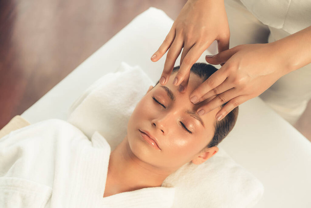 Kaukasische Frauen genießen eine entspannende Anti-Stress-Kopfmassage und verwöhnen die Schönheit der Gesichtshaut Freizeit im Tagesbad modernes helles Ambiente im Luxus-Resort oder Hotel-Wellness-Salon. Ruhige Lage - Foto, Bild