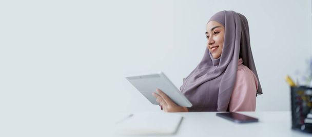 Le donne musulmane usano tablet e laptop per controllare i loro account sul lavoro - Foto, immagini
