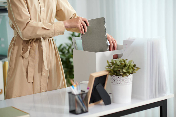 Imagen recortada de la mujer de negocios sacando documentos en su escritorio - Foto, Imagen