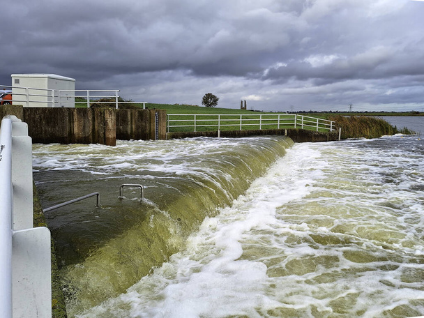 Wasserspeicherung zur Verhinderung von Überschwemmungen im Eendragtspolder, wo 4 Millionen Kubikmeter Wasser gespeichert werden können, um Hochwasser in Rotterdam, Niederlande, zu verhindern - Foto, Bild