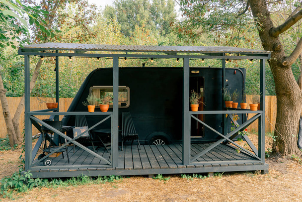 A mobile home with a terrace is located in a country glamping site for relaxation and solitude with nature - Φωτογραφία, εικόνα