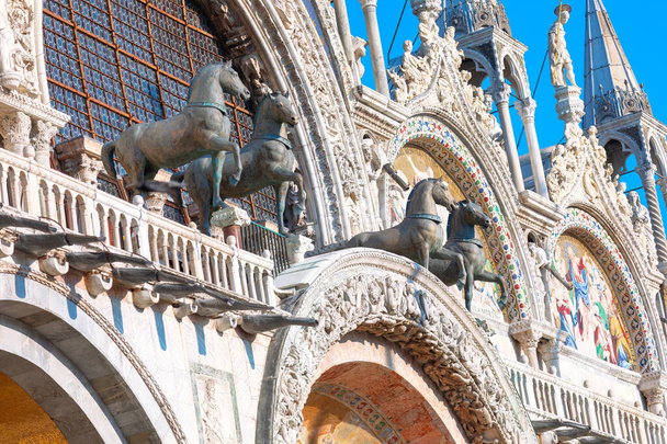 Escultura de caballos con gracia frente al Museo de San Marcos de Venecia, obra maestra arquitectónica con sinfonía visual de arte - Foto, imagen
