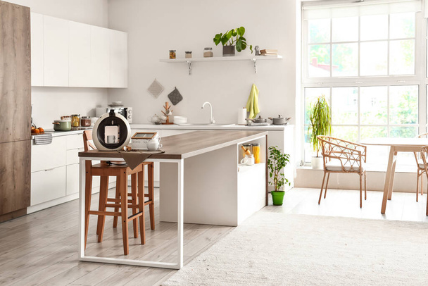 Interiér lehké kuchyně s moderním kávovarem - Fotografie, Obrázek