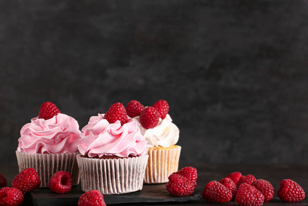 Совет вкусные малиновые кексы и свежие ягоды на черном фоне - Фото, изображение