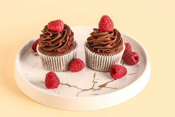 Tányér ízletes csokoládé cupcakes málna bézs alapon - Fotó, kép