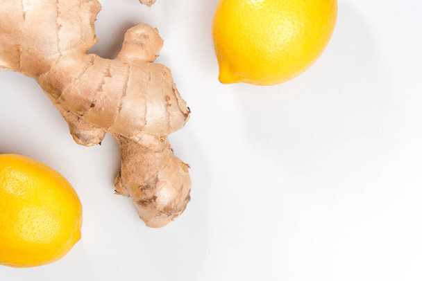 Zenzero fresco e limone con spazio di copia per Lei progetto e testo di titolo di salute che mangia di vitamina C - Foto, immagini