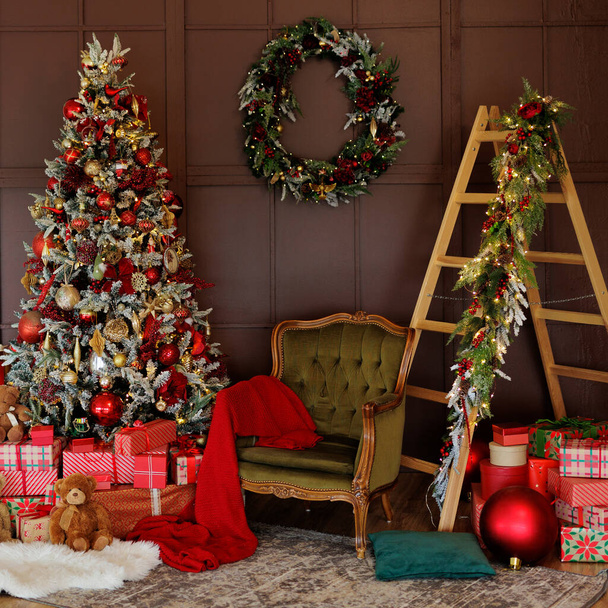 Dunkles Interieur mit Weihnachtsdekoration und Sessel - Foto, Bild