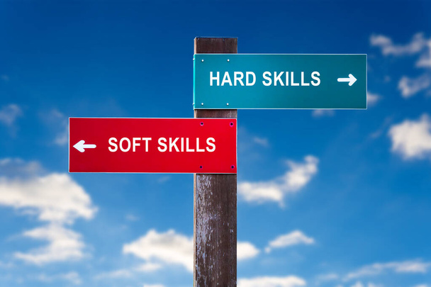 Hard Skills έναντι Soft Skills - Οδική πινακίδα με δύο επιλογές - Φωτογραφία, εικόνα