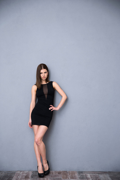 Ελκυστική νεαρή γυναίκα σε σέξι μαύρο φόρεμα - Φωτογραφία, εικόνα