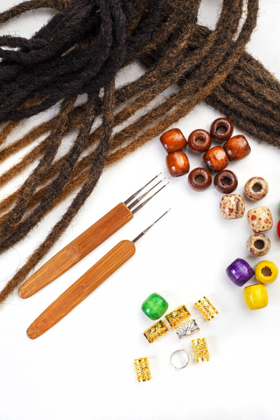 Agujas de ganchillo para el cabello y cuentas decorativas para rastas y trenzas en blanco - Foto, imagen