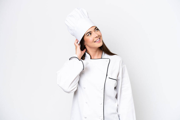 Jonge Braziliaanse chef-kok vrouw geïsoleerd op witte achtergrond denken een idee - Foto, afbeelding