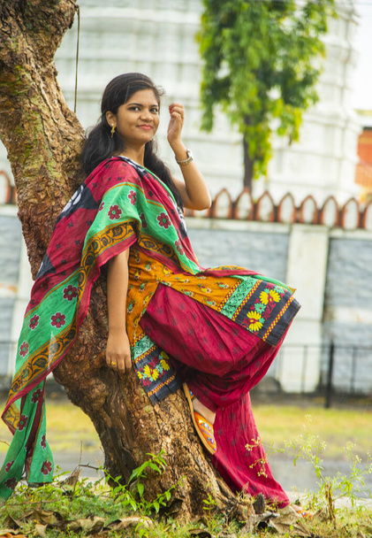 Счастливая молодая красивая индийская женщина в парке под открытым небом - Фото, изображение