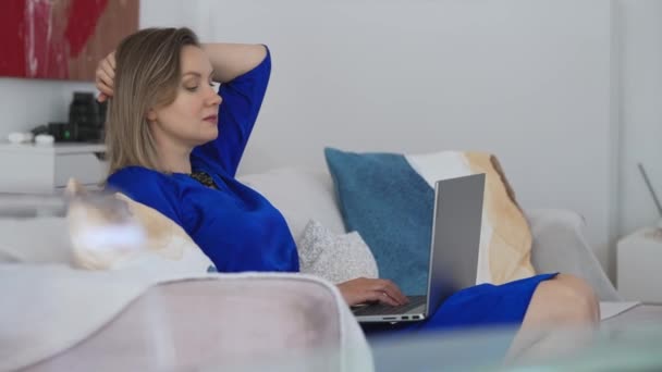 Mujer freelancer con laptop trabaja en casa. - Imágenes, Vídeo