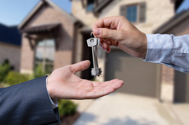 Передача ключей от дома перед красивым новым домом
 - Фото, изображение