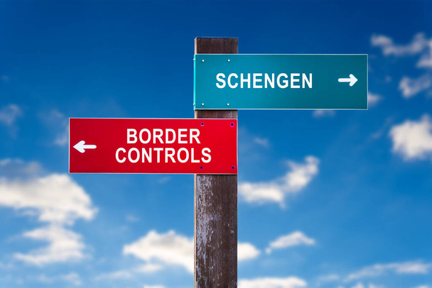 Schengen o controles fronterizos - Señal de tráfico con dos opciones - libre circulación de los ciudadanos de la UE en el ámbito de la Unión Europea frente al cierre de fronteras y restablecimiento del cruce de fronteras y de la guardia de fronteras - Foto, imagen
