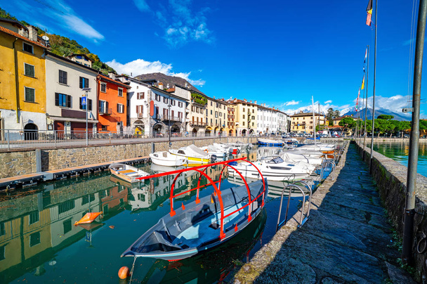La città di Domaso, sul Lago di Como, in una giornata autunnale. - Foto, immagini