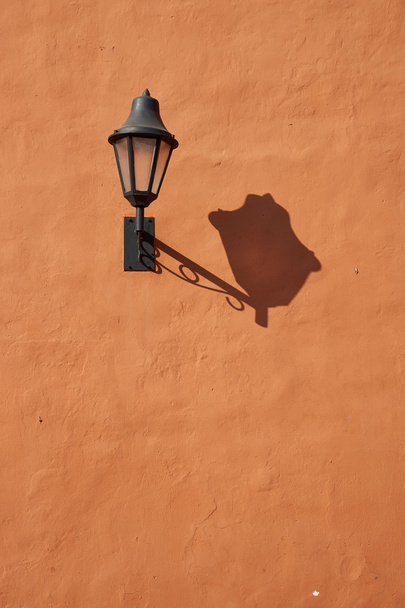 Lamppu oranssi seinä
 - Valokuva, kuva