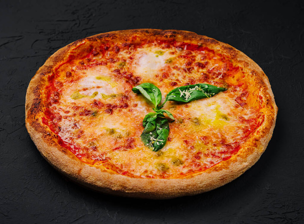 Margherita Pizza με βασιλικό στη μαύρη πέτρα - Φωτογραφία, εικόνα