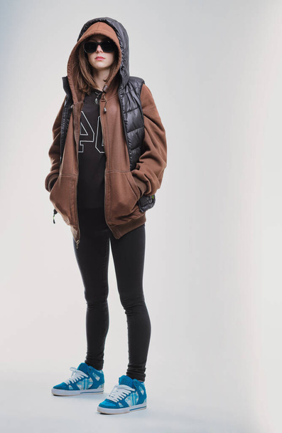 ležérní zimní vzhled je doplněn o nadrozměrnou kapuci a tyrkysovou obuv - Fotografie, Obrázek