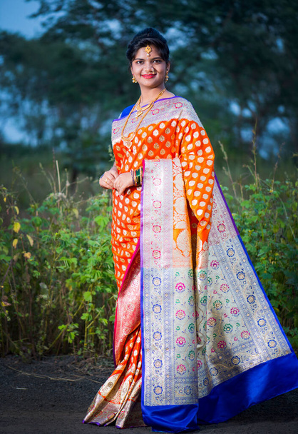 Piękna indyjska panna młoda nosząca Saree - Zdjęcie, obraz
