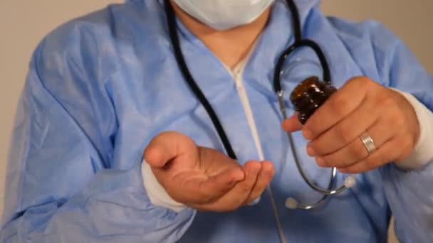 nalewanie pigułek, lekarz wlewanie pigułek do ręki - Materiał filmowy, wideo
