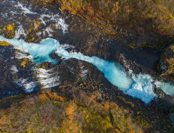 Widok z lotu ptaka na wodospad Bruarfoss jesienią na Islandii. Słynne tło krajobrazu przyrody - Zdjęcie, obraz
