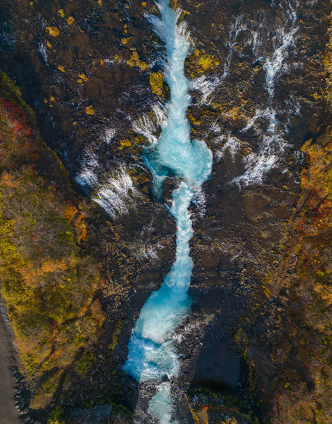 Vista aérea de la cascada Bruarfoss en otoño en Islandia. Famosa naturaleza paisaje fondo - Foto, imagen