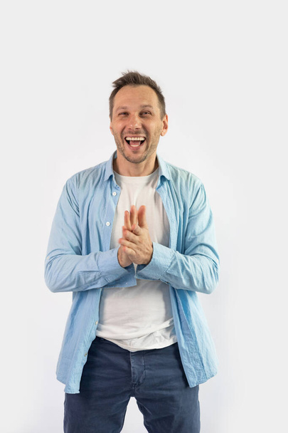 Портрет щасливого молодого красивого чоловіка, який святкує успіх ізольовано на білому тлі - Фото, зображення