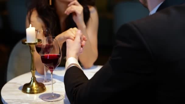 Glückliche junge Frau genießt romantisches Date im Restaurant mit ihrem Freund. Lebensstil, Liebe, Beziehungskonzept. Echtzeit-Video. - Filmmaterial, Video