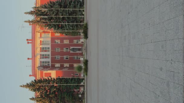 Vertikální sklon nahoru vytváří záběr budovy vládní instituce před prázdným náměstím v létě ráno - Záběry, video