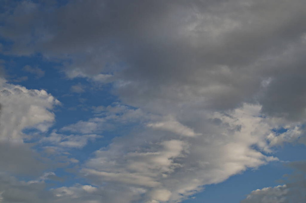 Achtergrond van regenachtige pluizige wolken zweven op een heldere blauwe hemel, Sofia, Bulgarije   - Foto, afbeelding