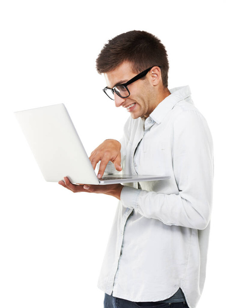 Kujon, biznesmen piszący na laptopie i odizolowany na białym tle. Nerd w okularach na komputerze, technologii cyfrowej i zabawny programista IT kodowania, pisanie e-mail online i badania w Internecie. - Zdjęcie, obraz