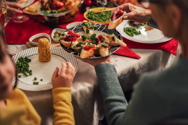 Famiglia godendo in un pranzo insieme a casa. Cena di Natale in famiglia a casa - Foto, immagini