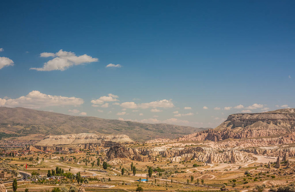 Скелястий пейзаж у Каппадокії, Туреччина. Подорожі в Каппадокію. Незвичайні напівпустельні гірські хребти. Дивовижний скелястий літній пейзаж в Каппадокії Гореме - Фото, зображення