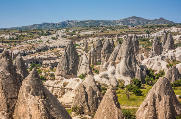 Скелястий пейзаж у Каппадокії, Туреччина. Подорожі в Каппадокію. Незвичайні напівпустельні гірські хребти. Дивовижний скелястий літній пейзаж в Каппадокії Гореме - Фото, зображення