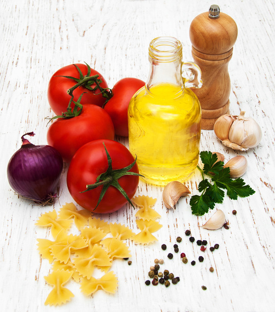 tomatoes, farfalle, garlic and olive oil - Valokuva, kuva