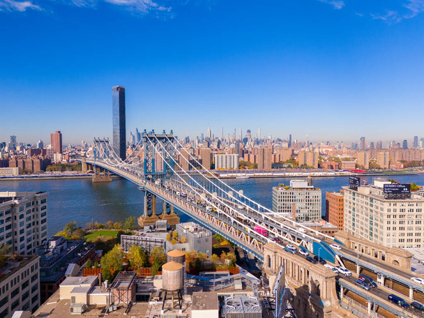 ニューヨーク市のブルックリン橋を持つマンハッタン橋の空中ビュー - 写真・画像