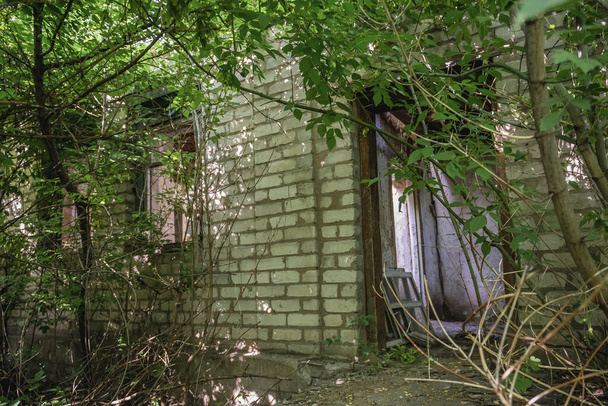 Yenakiieve, Ukraina - 17 maja 2014 r.: Ruiny domu - miejsce urodzenia Wiktora Fedorowicza Janukowycza w Yenakiieve - Zdjęcie, obraz