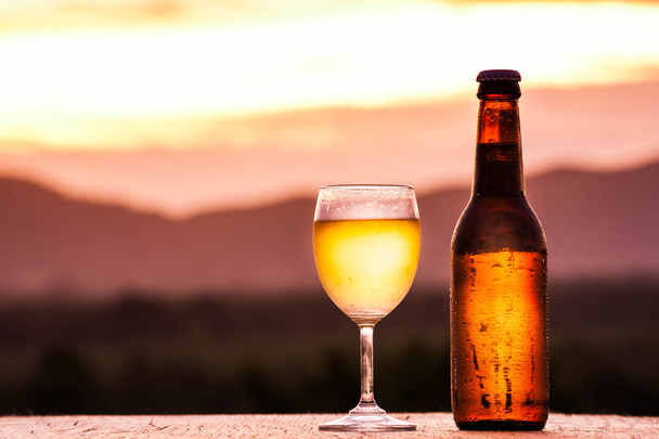 Láhev a lehké pivo na sunset - Fotografie, Obrázek