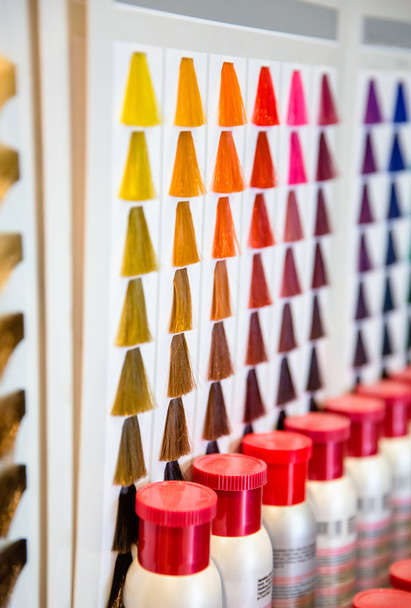 Paleta de tonos de color teñido pelo en salón de peluquería
 - Foto, Imagen