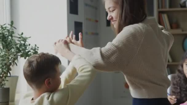 Handgehaltene mittlere Aufnahme eines modernen Teenie-Mädchens, das sich in der Schule gegen ihren Rüpel wehrt - Filmmaterial, Video