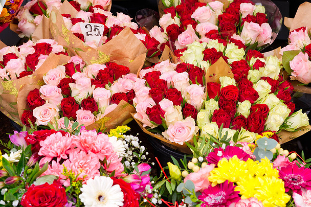 Kaunis kukkakimput Mixed kukkia: Ruusut, Gerberas, Neilikat, Tulppaanit, Naisten päivä ja äitienpäivä - Valokuva, kuva