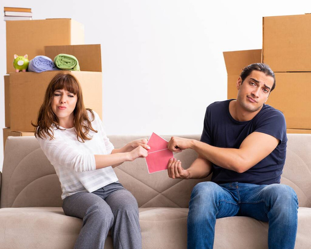 Fiatal pár és sok doboz a válási megállapodás koncepciójában - Fotó, kép