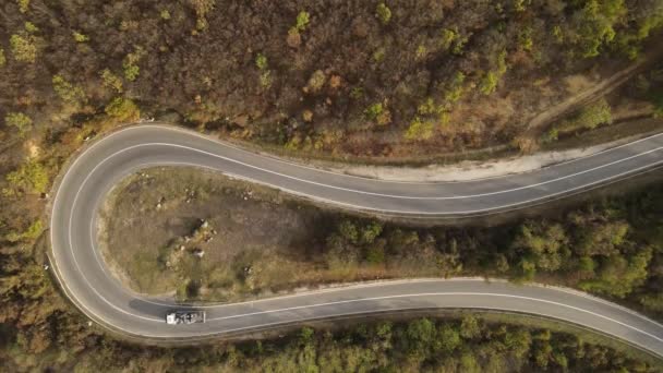 vrachtwagen rijden op Tresibaba bergketen natuur luchtfoto in de herfst dag in de buurt van Knjazevac Servië top down - Video