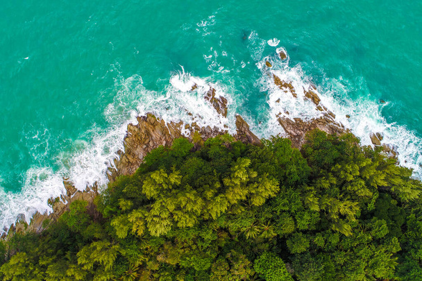 トロピカルな海の島の自然景観を眺める海のビーチウェーブ - 写真・画像
