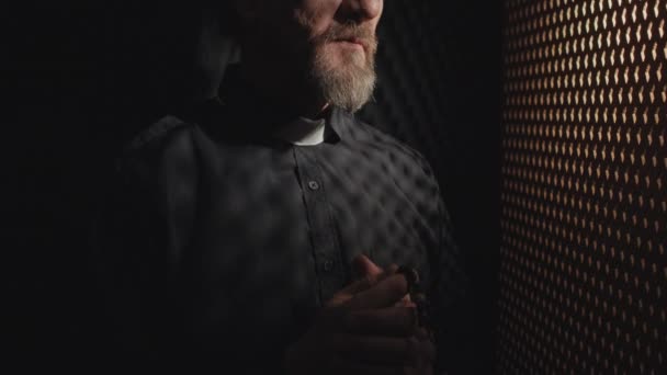 Katolik rahibin günah çıkarma odasında tövbekârla konuşurken orta boy yakın çekim. - Video, Çekim