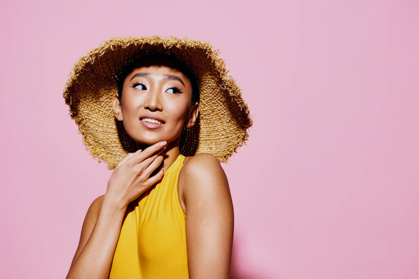Mujer sorprendida labios fondo sonrisa rosa negro moda moda retrato pelo asiático amarillo alegre belleza primer plano verano sorprendido estilo de vida traje de baño - Foto, imagen