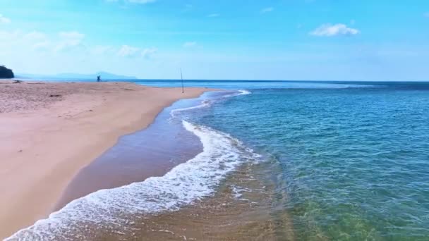 上から砂浜に衝突する美しい熱帯海の砂浜と波の空中ビュー,プーケット島の美しい海,ナイハーンビーチは,海とアラマン海で有名な観光地です - 映像、動画