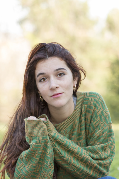 schöne kaukasische junge Frau mit grünem Trikot, im Freien. - Foto, Bild